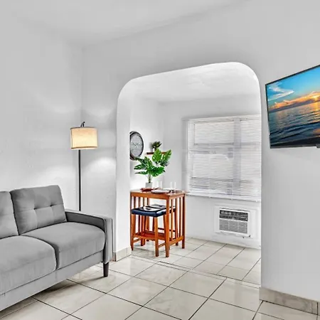 Downtown Hollywood Beach Blvd Studio Getaway